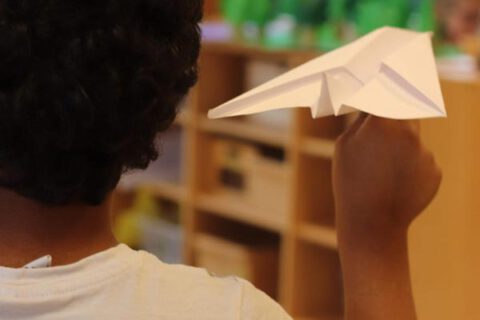 Kita Regenbogen Kindergarten Kind Papierflieger Flugzeug Much Katholisch