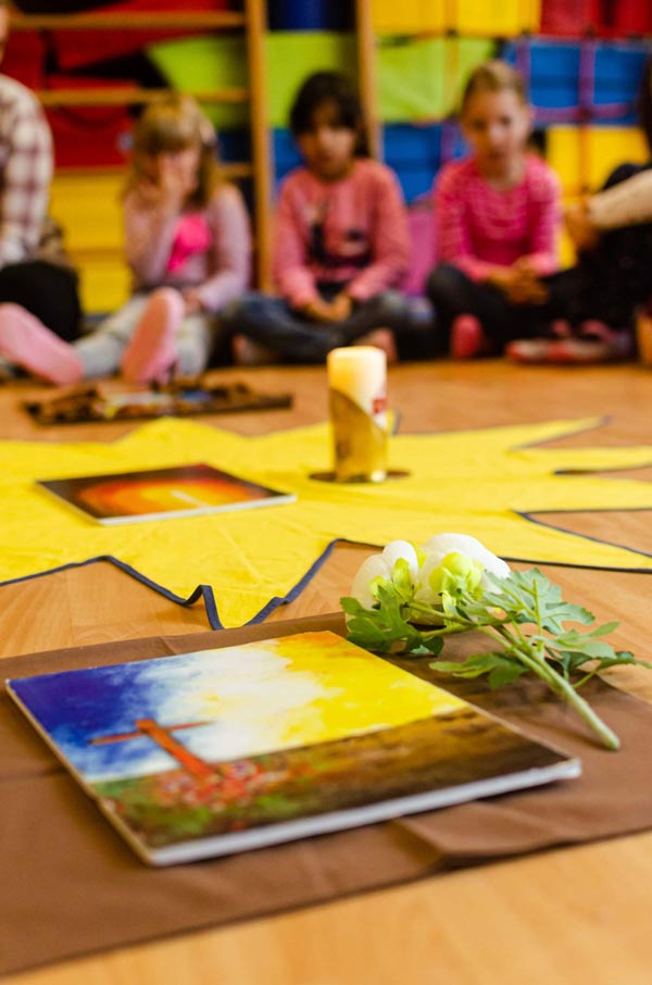 Kita Regenbogen Kindergarten Religion Bibel Kerze Blumen Much Katholisch