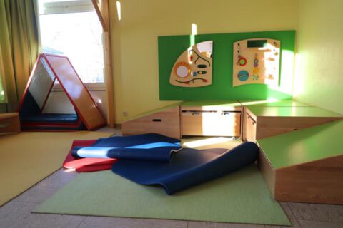Kita Regenbogen Kindergarten Spielgeraete Matten Rutsche Much Katholisch